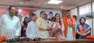 कांग्रेस नेता हरक सिंह की बहू अनुकृति गुसाईं भाजपा में शामिल कांग्रेस नेता हरक सिंह की बहू अनुकृति गुसाईं भाजपा में शामिल